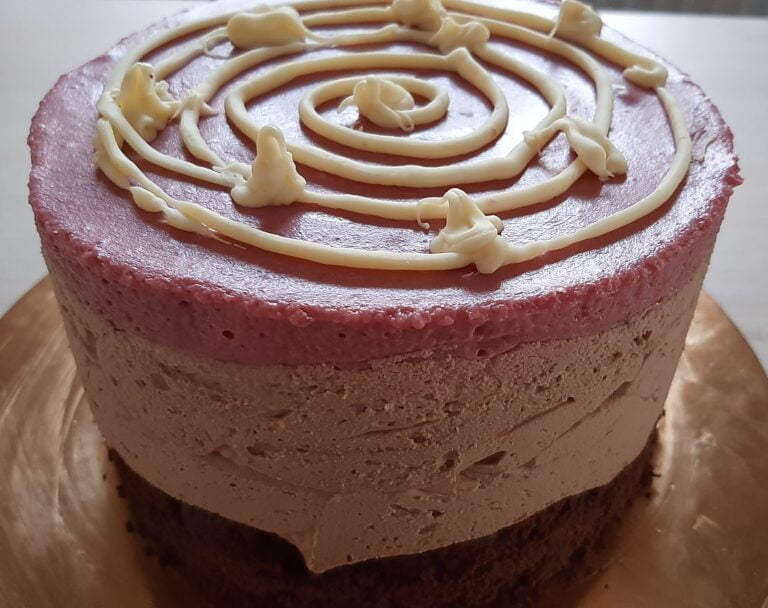 Csokoládés málnás mousse torta